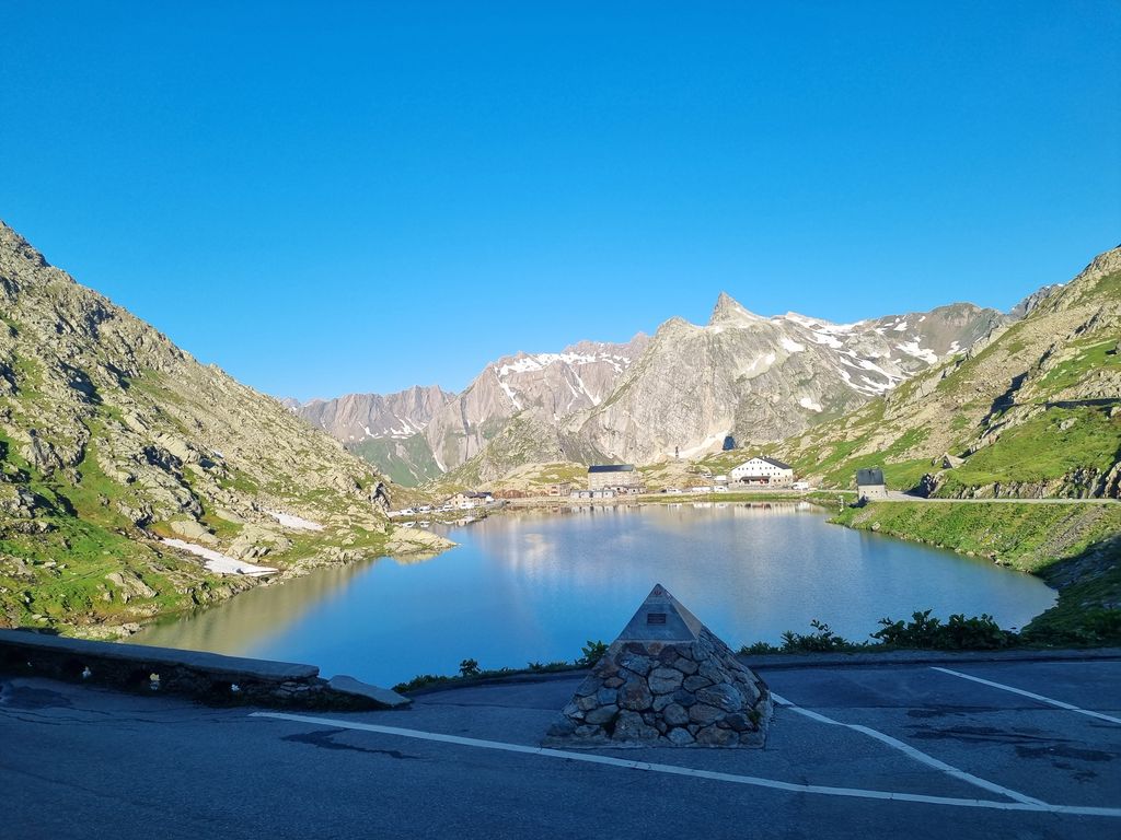 Blick über den Lac du Grand-Saint-Bernard nach Italien