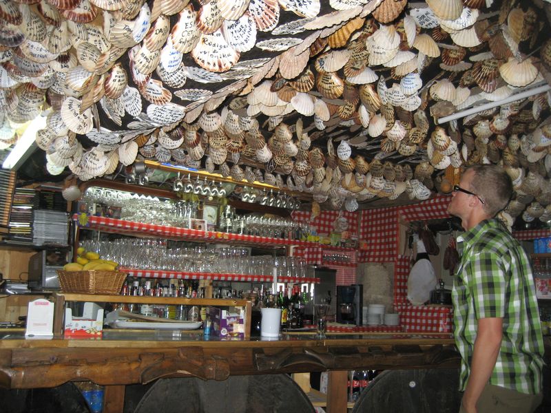 Alberguería: die Muschelbar gegenüber der Herberge