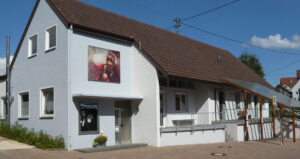 Pilgerherberge Frommenhausen mit dem Jakobus-Bild an der Fassade