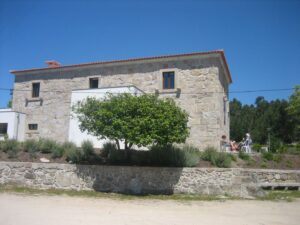 Albergue Portela de Tamel: Neubau aus Naturstein