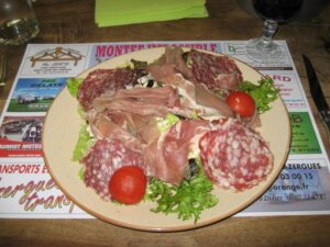 Salatteller in Propières
